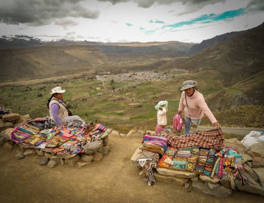 Peru 'daki Colca Kanyonu' nda hediyelik eşya satan bir kadın.