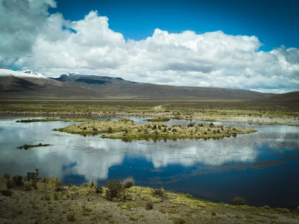 Vista Mirador Los Volcanes Perú Cerca Arequipa Reflexión Lago — Foto de Stock