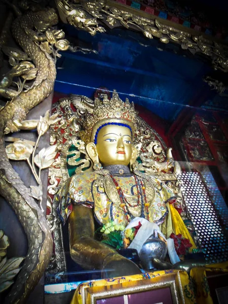 Gran Estatua Buda Con Ropa Amarilla Abertura Dorada Cerca Boudhanath — Foto de Stock