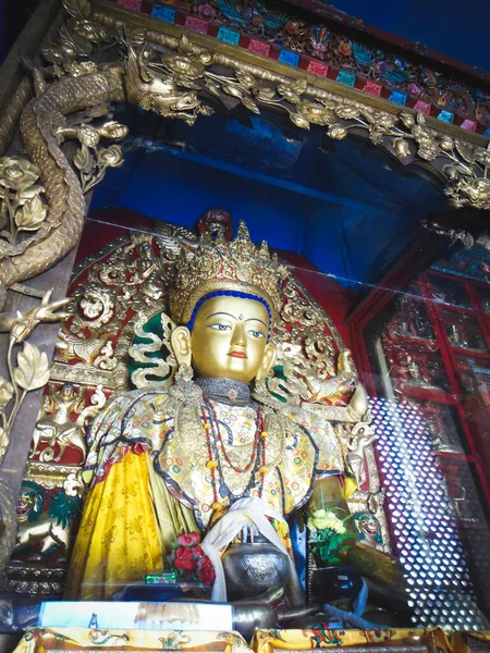 Gran Estatua Buda Con Ropa Amarilla Abertura Dorada Cerca Boudhanath — Foto de Stock