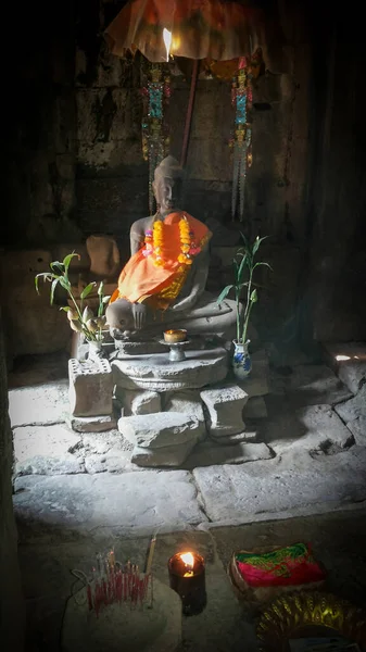 Gran Estatua Buda Con Ropa Amarilla Orande Angkor Wat Camboya — Foto de Stock