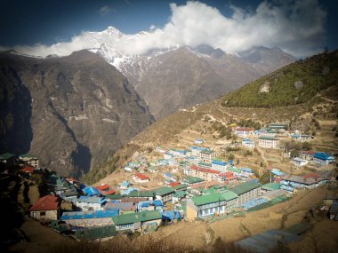Nanche Bazar, Nepal 'de günbatımında panoramik manzara. Bir sürü kopya alanı var.