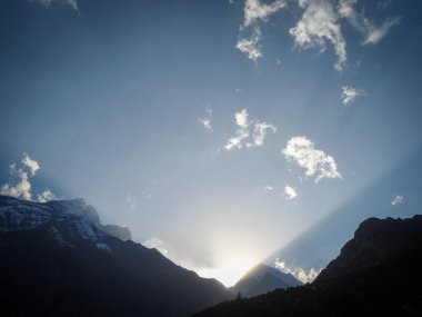Nanche Bazar, Nepal 'de günbatımında panoramik manzara. Bir sürü kopya alanı var.