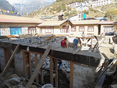 Şerpalar Namche Bazar, Nepal 'deki geleneksel evlerini inşa ediyorlar.