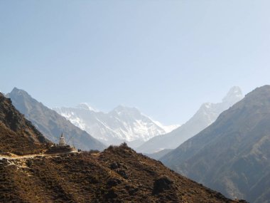 Everest Üssü 'ne giden patika manzaralı. Yoldaki Stupa ve arkadaki Everest Dağı
