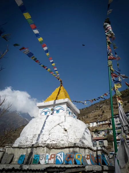 Stupa Bianca Bandiere Preghiera Paesaggi Incredibili Nel Campo Base Dell — Foto Stock