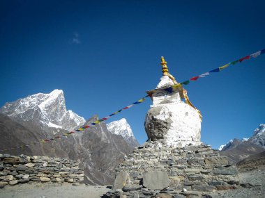 Beyaz stupa, dualar bayraklar ve Nepal 'deki Everest Ana Kampı' nda inanılmaz manzara.