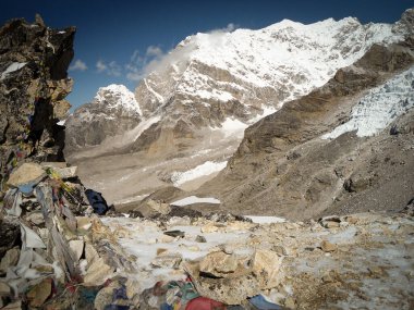 Everest Ana Kampı 'ndaki Patar Dağı' nda donmuş dualar. Yüksek dağlar