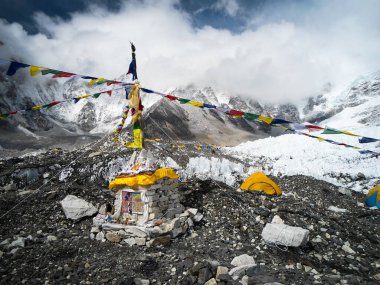 Everest 'teki ana kampta dua bayrağıyla dua edin.