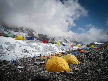Nepal 'deki Everest ana kampında çadırlar.