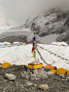 Everest 'teki ana kampta dua bayrağıyla dua edin.
