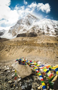 Everest Ana Kampı 'ndaki yüksek bir dağın dibinde dualar yükseliyor.