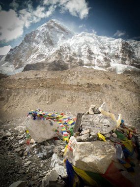 Everest Ana Kampı 'ndaki yüksek bir dağın dibinde dualar yükseliyor.