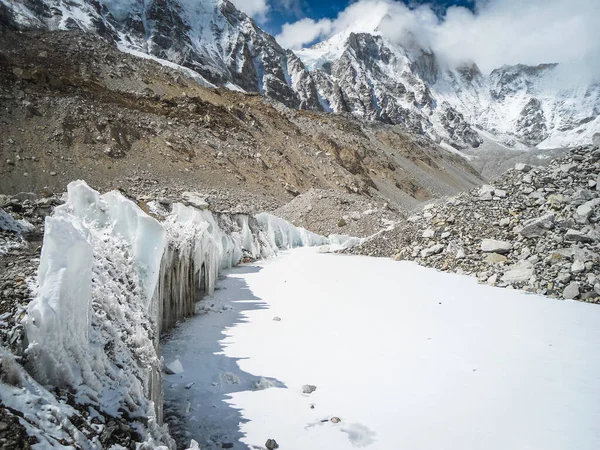 Estalactite Gelo Nepal Bela Caverna Rochosa Caminho Acampamento Base Everest — Fotografia de Stock