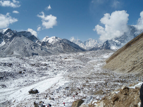 Удивительный снежный пейзаж в базовом лагере Эверест
