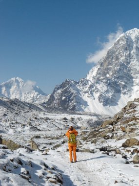 Yalnız yürüyüşçü Everest 'in ana kampında fotoğraf çekiyor.