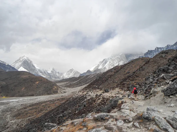 Samotny Wędrowiec Obozie Everest Wysokie Góry Pochmurny Dzień Niesamowita Dolina — Zdjęcie stockowe