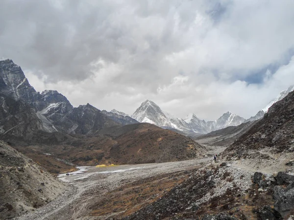 Caminante Solitario Campamento Base Del Everest Montañas Altas Día Nublado — Foto de Stock