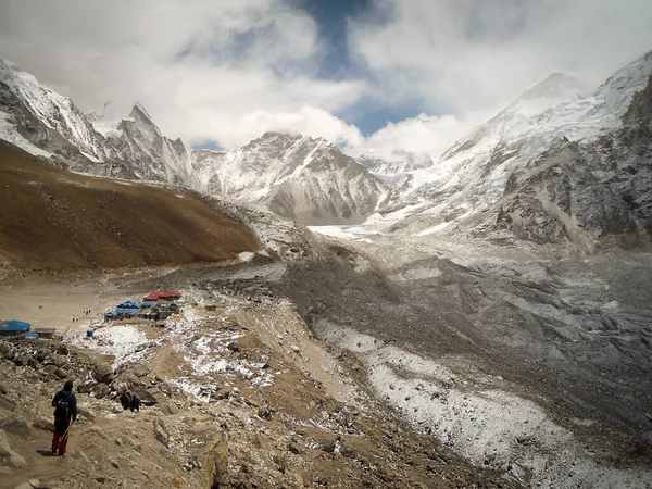 Trekker Solitário Indo Para Gorak Shep Caminhada Acampamento Base Everest — Fotografia de Stock