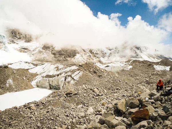 Trekker Solitário Descansando Caminhada Acampamento Base Everest Altas Montanhas Dia — Fotografia de Stock