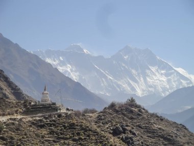 İnanılmaz manzara. Everest Üssü 'ne giden yol. Yoldaki Stupa ve arkadaki Everest Dağı