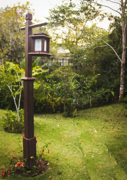 Lámpara Antigua Tradicional Contra Una Escena Idílica Naturaleza Poste Madera — Foto de Stock