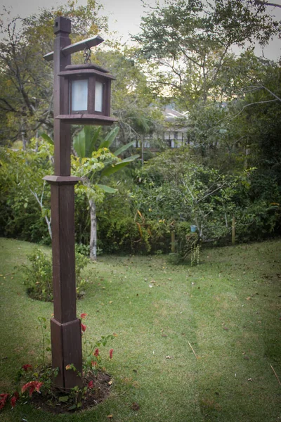 Lámpara Antigua Tradicional Contra Una Escena Idílica Naturaleza Poste Madera — Foto de Stock