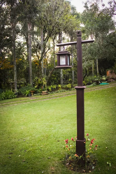 Lámpara Antigua Tradicional Contra Una Escena Idílica Naturaleza Poste Madera — Foto de Stock