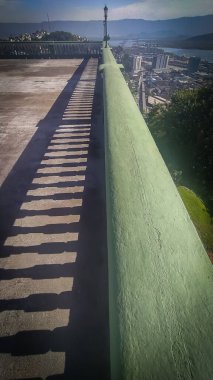 Şekiller, gölgeler ve şekiller Mont Serrat, Santos, Brezilya 'nın tepesindeki eski posta lambası. Duvar kirişi ve bir sürü kopya alanı. Tropik dağ manzarası