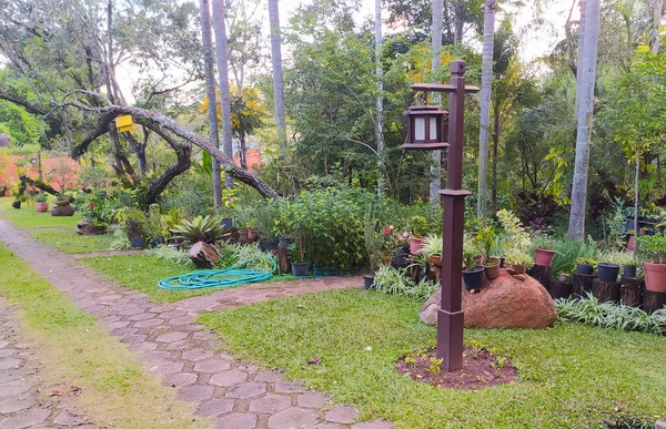 Lámpara Antigua Tradicional Contra Una Escena Idílica Naturaleza Poste Madera — Foto de Stock