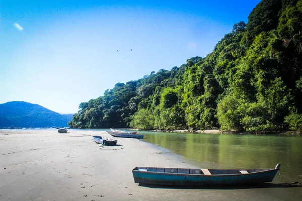 Piccola Barca Isolata Nel Fiume Che Scorre Praia Pereque Guaruja — Foto Stock