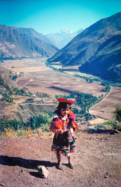 Niña Vestida Con Ropa Tradicional Valle Sagrado Cerca Macchu Picchu — Foto de Stock