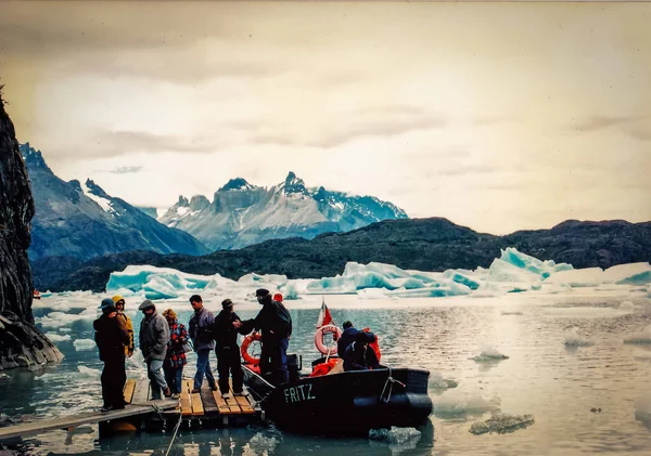 Небольшая Группа Туристов Покидает Лодку Glacier Grey Торрес Дель Пайне — стоковое фото