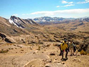 Trekkerlar Tunari Dağı 'nın tepesine, Cochabamba, Bolivya yakınlarına gidiyorlar.