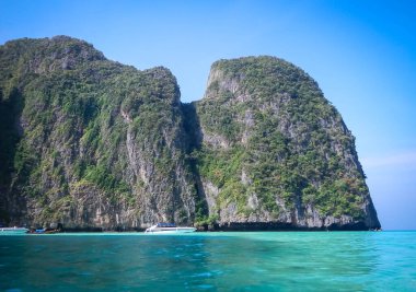 Ao Nang Körfezi 'ndeki tekneler, Krabi, Tayland' daki güzel manzaralar. Sudan görünüm