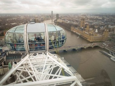 Güzel. Londra 'dan ve Thames Nehri' nden bakıyorum.
