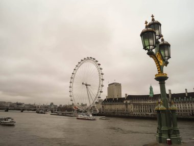 Güzel. Londra 'nın gözü ve Thames nehri manzarası.