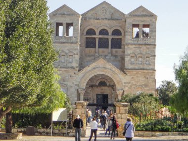İsrail 'in Tabor Dağı' ndaki inanılmaz şekil değiştirme kilisesi. Girişe giden turistler