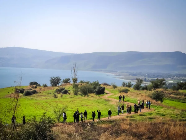 Grupo Turistas Bajando Mar Galilea Hermoso Paisaje Día Soleado — Foto de Stock