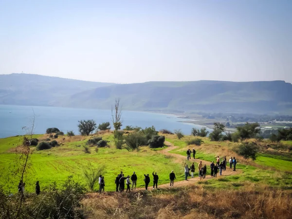 Grupa Turystów Schodzących Nad Morze Galilejskie Pięknym Krajobrazie Słoneczny Dzień Zdjęcia Stockowe bez tantiem