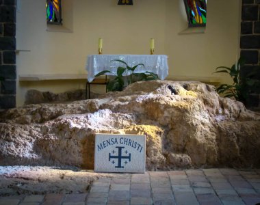 İsrail 'in Celile Denizi' ndeki güzel Mensa Christi Kilisesi (İsa 'nın Masası)
