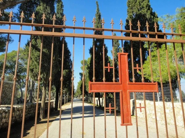 Είσοδος Σιδερένια Πύλη Τέμπλο Σταυρό Στην Κορυφή Του Όρους Tabor — Φωτογραφία Αρχείου