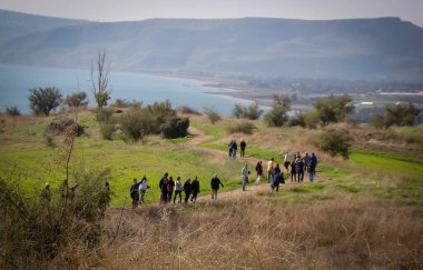 İsrail 'in Celile denizindeki en güzel dağların tepesinde turistler. Gün batımı görünümü