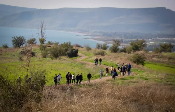 Touristen Auf Dem Berg Der Seligpreisungen See Galiläa Israel Sonnenuntergang lizenzfreie Stockfotos