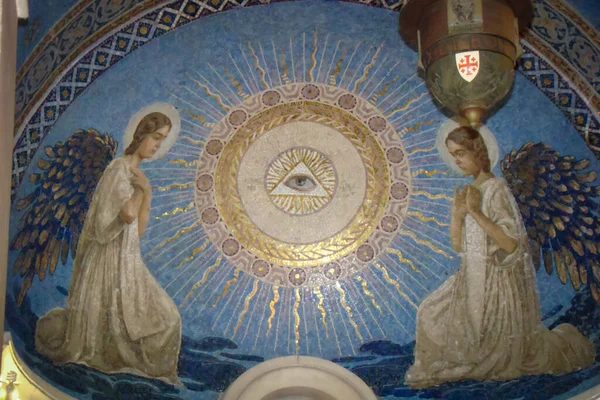Das Auge Das Alle Zwei Engel Der Tabor Kirche Israel lizenzfreie Stockfotos
