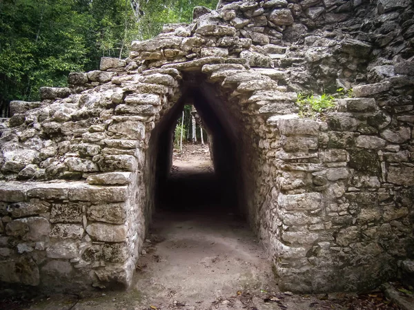 Przejście Tunelu Piramidzie Coba Meksyk Wykonane Skał — Zdjęcie stockowe