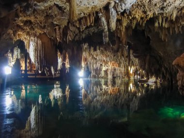 Yucatan, Quintana Roo, Meksika 'daki güzel, sihirli ve inanılmaz mağara. Yansıma ve güzel oluşumlar