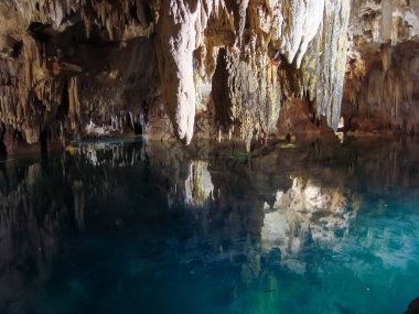 Yucatan, Quintana Roo, Meksika 'daki güzel, sihirli ve inanılmaz mağara. Yansıma ve güzel oluşumlar