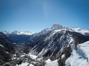 Courmayer 'in güzel bir kış günü hava manzarası berrak gökyüzü, İtalya' da bulut yok.