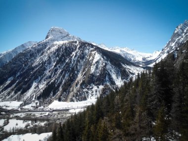 Courmayer 'in güzel bir kış günü hava manzarası berrak gökyüzü, İtalya' da bulut yok.